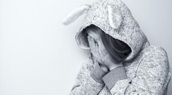 o minora acuza ca a fost abuzata sexual de cativa membri aur