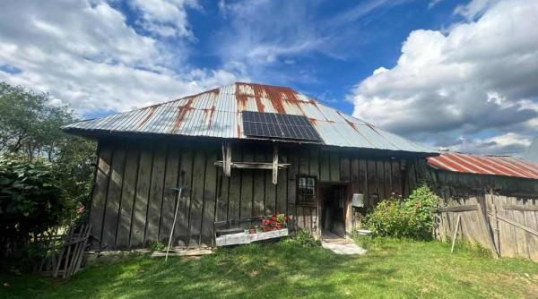 energie pentru viata electricitatea adusa in casele izolate din muntii calimani pentru o familie a fost primul bec aprins dupa aproape 100 de ani de viata