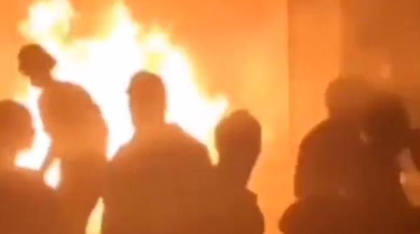 proteste in libia casa primarului din derna a fost incendiata video