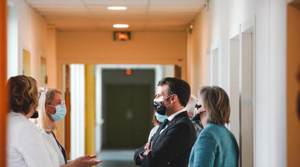 statutul vaccinal al presedintelui macron pus la indoiala de un medic din franta ce sanctiune a primit medicul