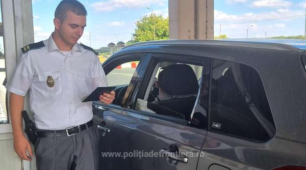 zeci de documente de identitate descoperite de politistii de frontiera intr un microbuz foto