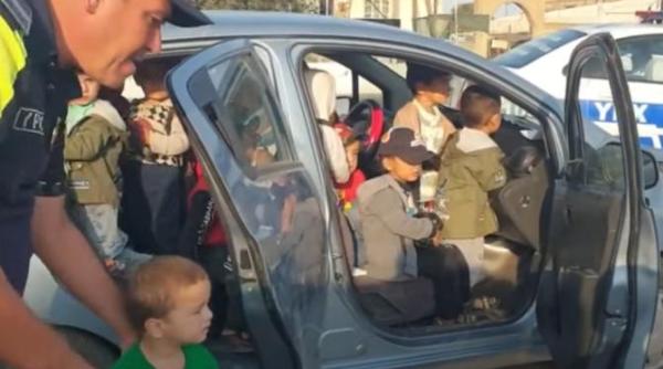 directoarea unei gradinite din uzbekistan ducea 25 de copii acasa cu o masina cu 5 locuri video