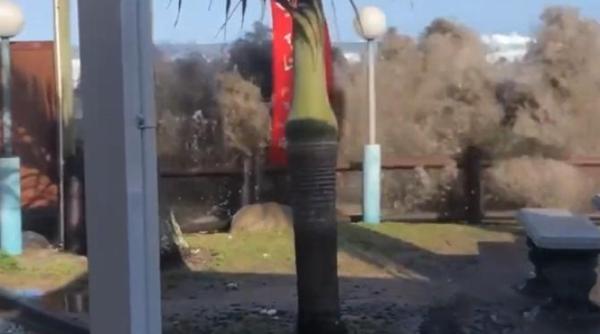 un val puternic a lovit o terasa din africa de sud un copil a fost luat de apa video