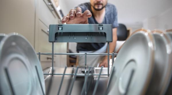 moarte stupida dupa ce un barbat s a impiedicat de usa masinii de spalat vase si a cazut intr un cutit