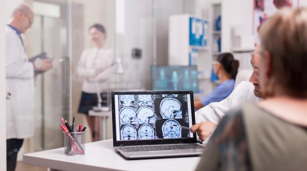 speranta pentru pacientii paralizati un implant cerebral va fi testat pe oameni