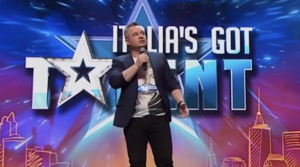 un roman a primit golden buzzer la emisiunea italia s got talent dupa un moment de stand up in care a facut aluzie la ajutoarele sociale