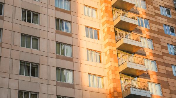 invelisul care raceste cladirile pe timpul veri si pastreaza caldura pe timpul iernii actioneaza ca pielea unui cameleon din desert facturile vor fi mai mici