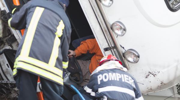 un tir a intrat pe contrasens in doua microbuze cu pasageri la mehedinti