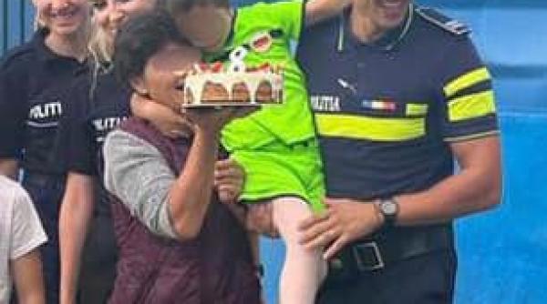 el este politistul din gorj care s a ales cu un frate mai mic dupa ce salvat un baiat disparut de acasa imbratisarea unui copil lasa pentru totdeauna o urma in suflet foto video