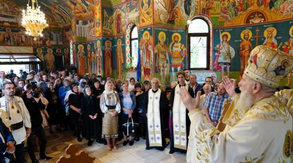parintele arhiepiscop si mitropolit nifon la tarnosirea bisericii costisata din comuna bezdead