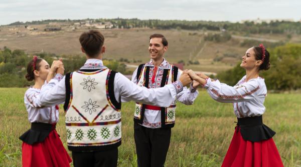 arta si traditiile refugiul romanilor din strainatate reprezentant corul romanilor din luxemburg voci din carpati cele mai de succes sunt colindele le cantam in fiecare an la biserica video