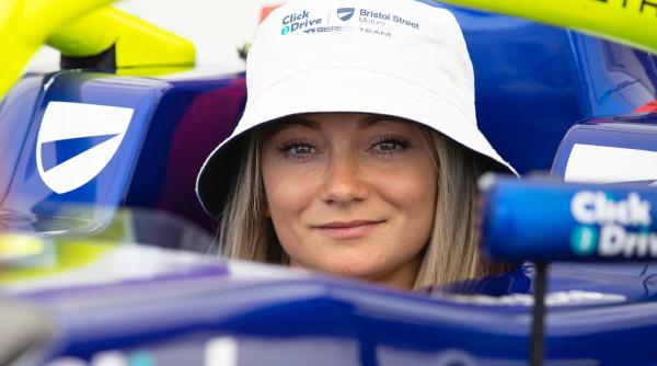 prima femeie din ultimii cinci ani care a condus in formula 1