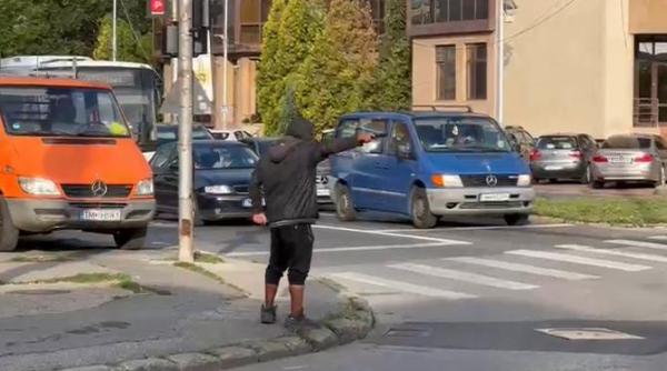 tanar internat la psihiatrie dupa ce a fost vazut cu un pistol de jucarie