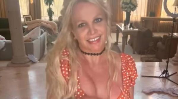 britney spears dans periculos in bucatarie o imita pe shakira