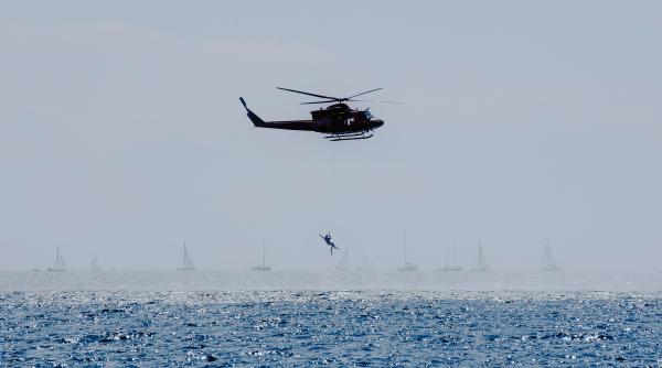 momentul in care un elicopter se prabuseste in mare langa insula greceasca evia lovita de furtuna la bord se aflau doua persoane video