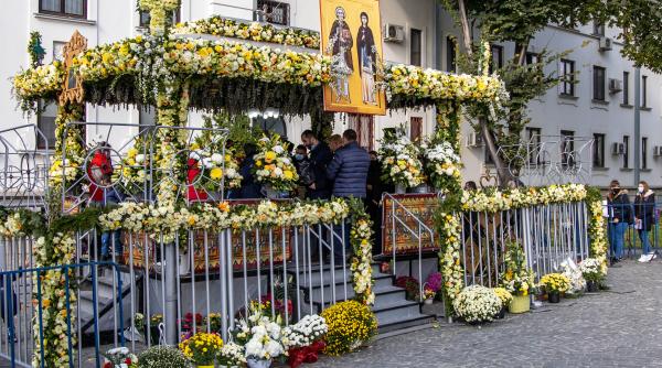 racla cu sfintele moaste ale sfintei cuvioase parascheva scoasa din catedrala mitropolitana pe 7 octombrie