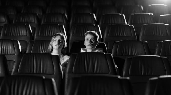 rusii fac coada sa vada filmul barbie in ciuda sanctiunilor tinerii care merg la ecranizari se razvratesc si impotriva regimului condus de putin