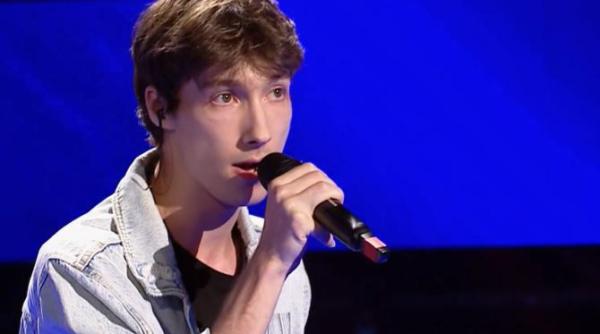 cosmin mariciuc studentul din cluj care a intors toate scaunele cu o piesa rock la vocea romaniei video