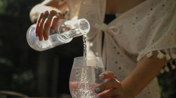 faci burta daca bei multa apa minerala