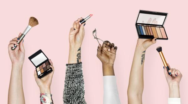 aruncati rimelul negru nu mai e la moda tendinte in machiaj pentru toamna lui 2023