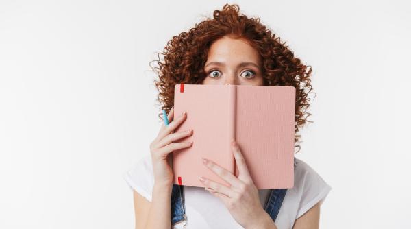 de ce ne place mirosul de carte noua