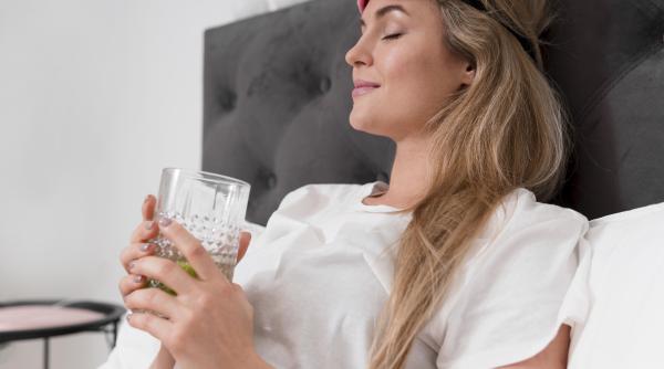 de ce sa bei un pahar cu apa seara inainte sa adormi