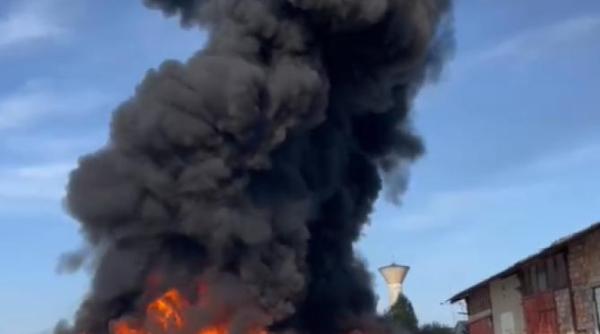 incendiu puternic la un depozit de mase plastice din mures locuitorii au primit mesaj ro alert
