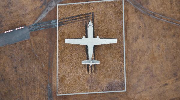 rusia picteaza siluete de avioane strategice pe piste pentru a pacali satelitii si dronele ucrainene foto