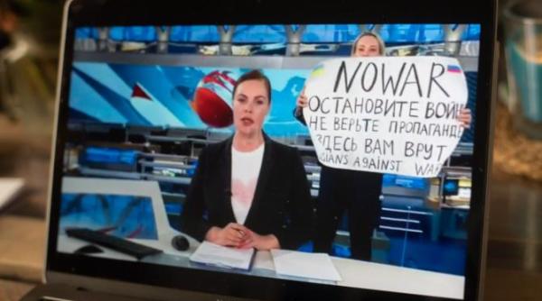 jurnalista din rusia care a organizat un protest in direct condamnata la 8 ani si jumatate de inchisoare