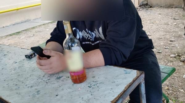 un elev din targu jiu a chiulit de la ore sa bea vin politia locala l a gasit cu doua sticle