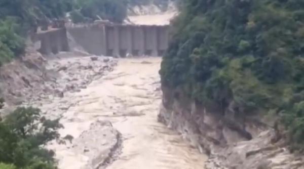 cel putin 14 morti si peste 100 de persoane disparute in india dupa revarsarea unui lac din himalaya ploaia a dus la o situatie catastrofala