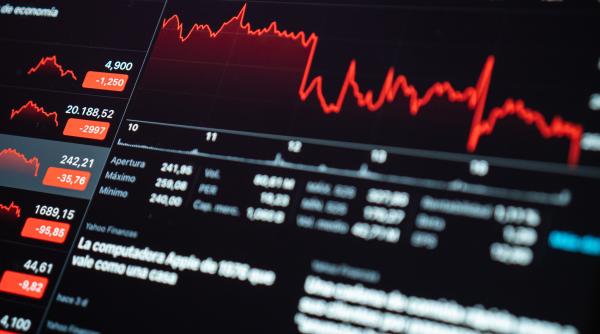 dolarul scade in timp ce actiunile cresc pe fondul tensiunii de pe piata americana a muncii