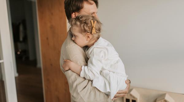 radu inca asteapta sa si vada fetita pe care nu a mai imbratisat o de patru ani isi pusese sperantele in ministerul familiei dar in zadar