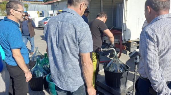 imaginea zilei mustul de jidvei in damigenele romanilor