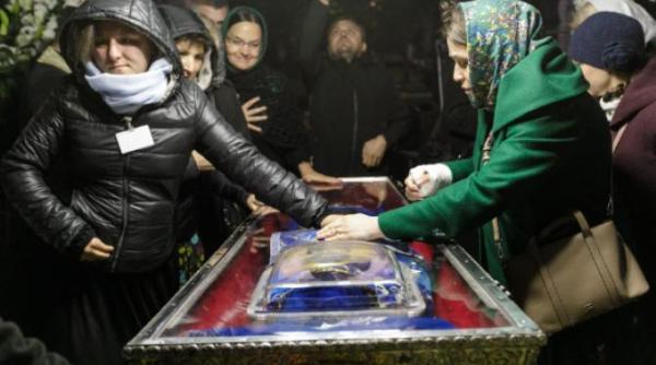 pelerinajul sfintei parascheva racla cu moastele a fost scoasa din catedrala mitropolitana si depusa in baldachinul special amenajat