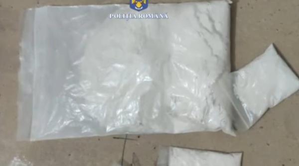 intr un local din bucuresti au fost gasite 600 de grame de pulbere alba posibil droguri video