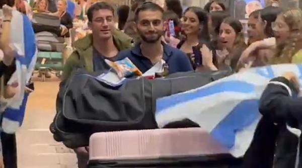 imagini emotionante cu barbatii israelieni care se intorc din toata lumea pentru a lupta cu hamas ovatii pe aeroportul ben gurion video