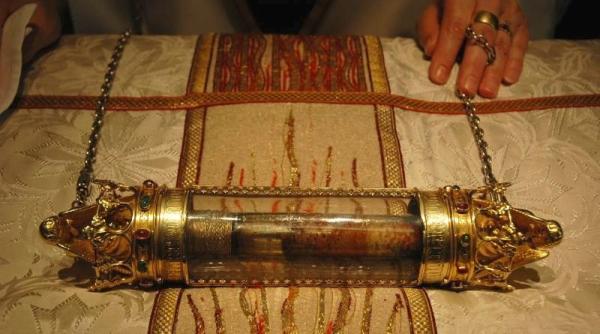 fiola cu sangele lui iisus exista cu adevarat sau e doar marketing