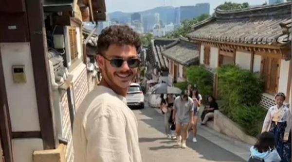 ori ingerul cu parul cret care a salvat doua vieti din calea teroristilor dar nu si pe a lui monstrul l a impuscat in fata fetele s au ascuns sub cadavrul lui