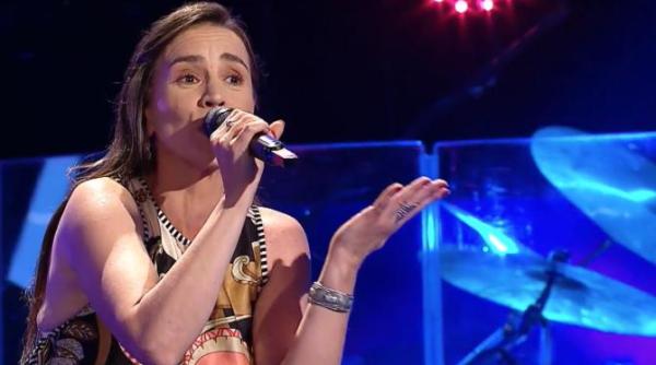 surpriza de proportii la vocea romaniei alina jais cantareata care a facut furori acum 20 de ani cu piesa unde esti a urcat pe scena video