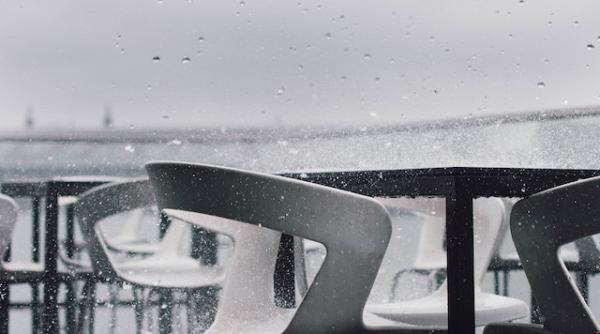 se schimba brusc vremea in toata tara informare meteo de racire semnificativa si lapovita si ninsoare la munte alerta de vant puternic