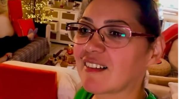 minodora a impodobit deja bradul de craciun si a decorat casa nu am luat o razna