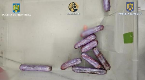 diicot a retinut o traficanta cu circa 160 de grame de cocaina la iesirea din tara foto
