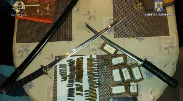 arsenal de gloante sabii si droguri descoperit de diicot