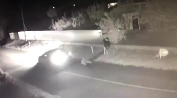 o femeie s a salvat sarind in mers din masina in care fusese sechestrata de sot