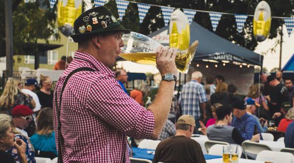 oktoberfest 2023 in capitala bere si gratare pe care sfaraie micii preturi si program