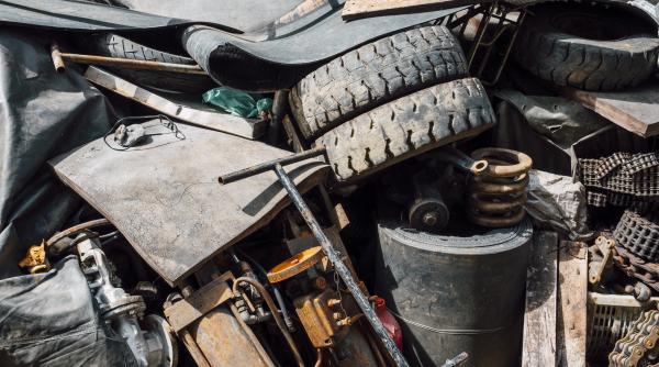 16 tone de piese auto si cauciucuri second hand oprite la granita