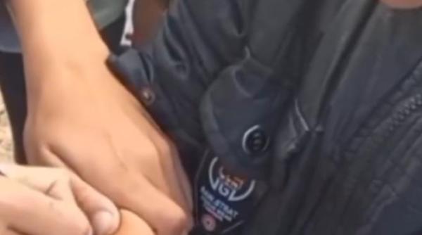 imagini din razboi copiii din fasia gaza isi scriu numele pe maini pentru identificare video