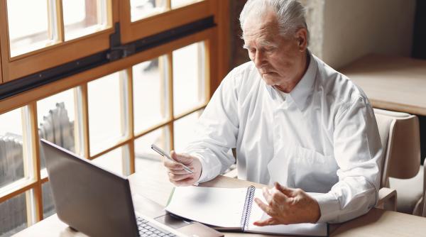 vrei sa muncesti pe bani frumosi si dupa pensionare tara care ofera bonus de pana la 12 000 de dolari pentru a stimula pensionarii