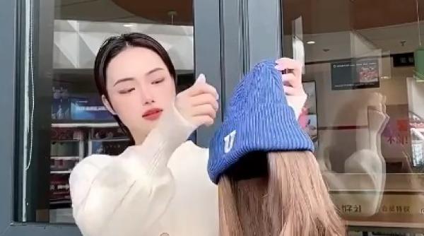 caciula cu peruca manusile care ti potolesc foamea si fularul smart noutati vestimentare din iarna lui 2023 ai purta asa ceva